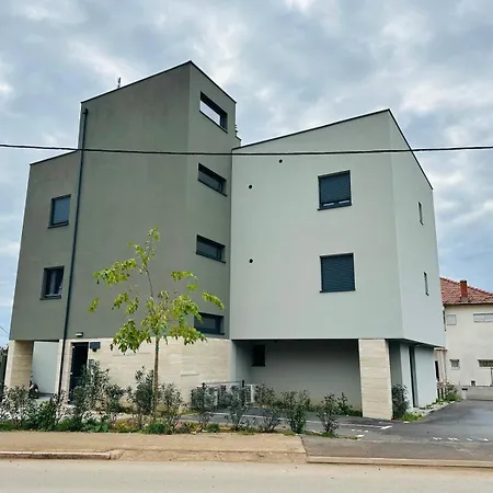 Dora With Private Parking Apartamento Zadar