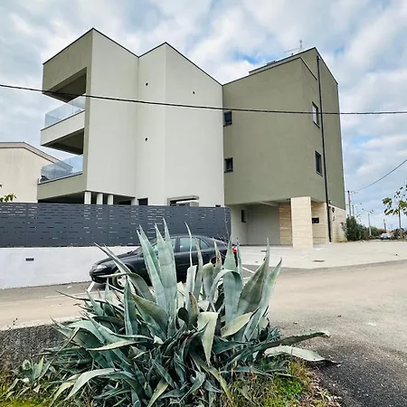 Dora With Private Parking * Zára