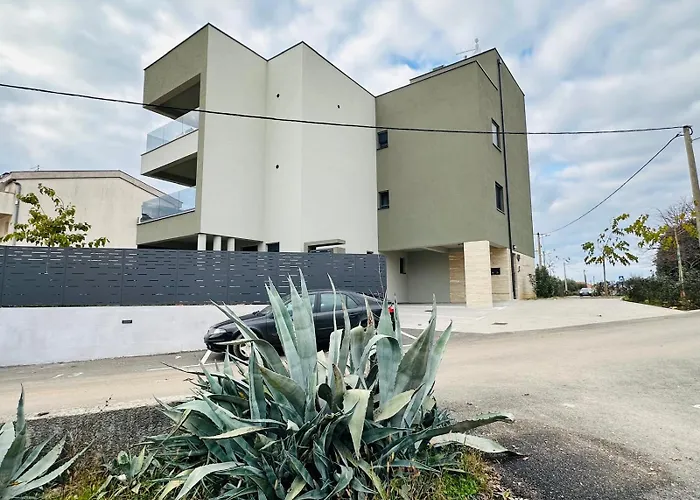 Dora With Private Parking * Задар